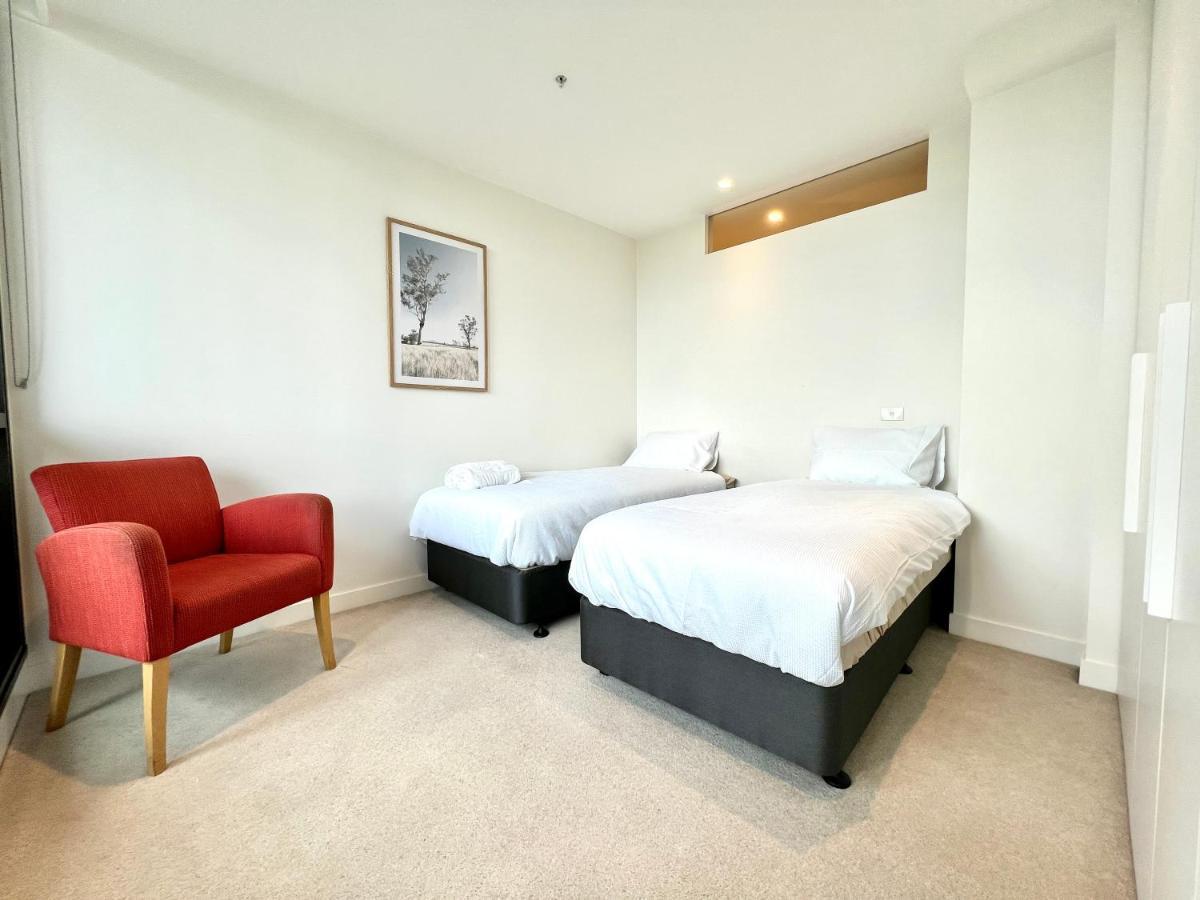 Readyset Apartments At Emerald Melbourne Exterior photo