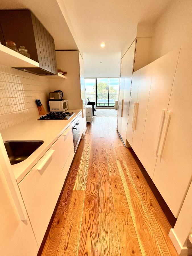 Readyset Apartments At Emerald Melbourne Exterior photo